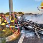 Camper va a fuoco al casello autostradale