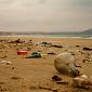 Sulle spiagge 221 rifiuti ogni 100 metri