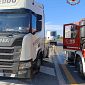 Fiamme dal rimorchio di un autoarticolato