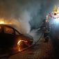 Auto in fiamme e il fuoco lambisce la pizzeria