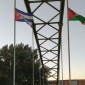 Bandiere di Cuba e Palestina sulla passerella, è polemica