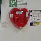 Sposi regalano defibrillatore alla città