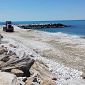 Mezzi al lavoro per spianare le spiagge di ghiaia