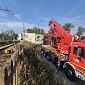 Tir resta bloccato sui binari