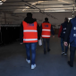 Letti di cartone per gli operai sfruttati in nero
