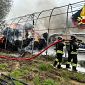 Fiamme nel capannone, tutto distrutto