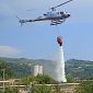 Elicottero in volo per domare l'incendio