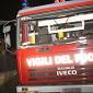Incendio nella notte in un capannone
