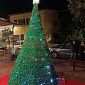 Con l'albero all'uncinetto è festa di solidarietà 