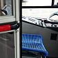 Spacca il vetro della cabina di guida nel bus in marcia