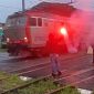 La protesta devia il treno coi mezzi militari