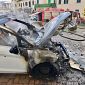 Auto a Gpl avvolta dalle fiamme in strada