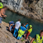 Roccia si stacca e la colpisce mentre fa il bagno