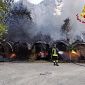 L'incendio divora cinque auto e due scooter