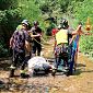 Cavallo cade e finisce nel letto del torrente