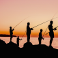 Pesca sportiva dalle scogliere: guida alla scelta dell'attrezzatura per surfcasting leggero e beach ledgering