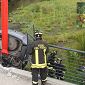 In bilico sul fosso dopo il fuori strada