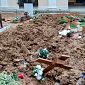 Al cimitero terra scavata e lapidi danneggiate