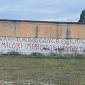 Scritte no vax imbrattano il muro del cimitero