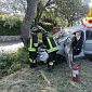Auto contro un albero, a bordo anche un neonato