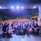 La piazza canta "Questo piccolo grande amore"