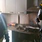 Fiamme in cucina e il fumo invade la casa