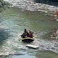 Si tuffa con gli amici nel torrente e scompare