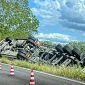 Al via la rimozione del camion e dei rifiuti