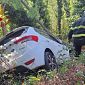 Con l'auto finisce nel fossato