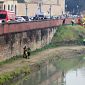 Cade dal ponte e finisce in Arno