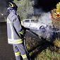 Lo schianto in auto e poi le fiamme