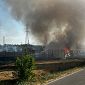Fiamme in un campo, a fuoco pannelli fotovoltaici